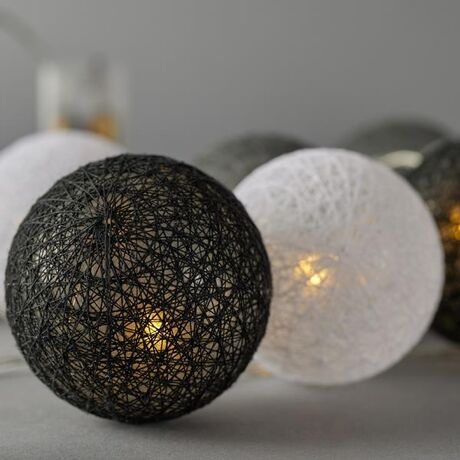 ΣΕΙΡΑ, 10 LED 5mm, ΛΕΥΚΕΣ, ΓΚΡΙ & ΜΑΥΡΕΣ ΥΦΑΣΜΑΤΙΝΕΣ ΜΠΑΛΕΣ 6cm, ΜΠΑΤΑΡΙΑΣ 2xAA, ΧΡΟΝΟΔΙΑΚΟΠΤΗ, ΔΙΑΦΑΝΟ PVC ΚΑΛΩΔΙΟ, 10 ΘΕΡΜΑ ΛΕΥΚΑ LED ΑΝΑ 10cm, ΠΡΟΕΚΤΑΣΗ ΠΑΡΟΧΗΣ 30cm, IP20